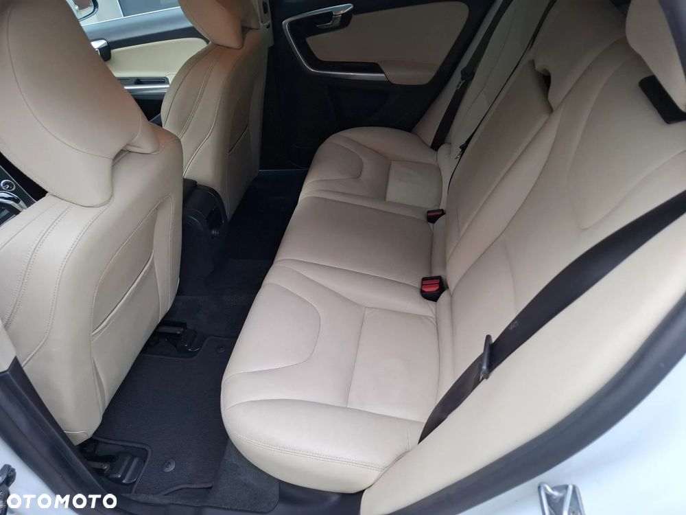 Volvo V60 D6 AWD Plug-in Hybrid Momentum - 6