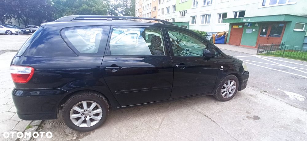 Toyota Avensis Verso 2.0 - 10