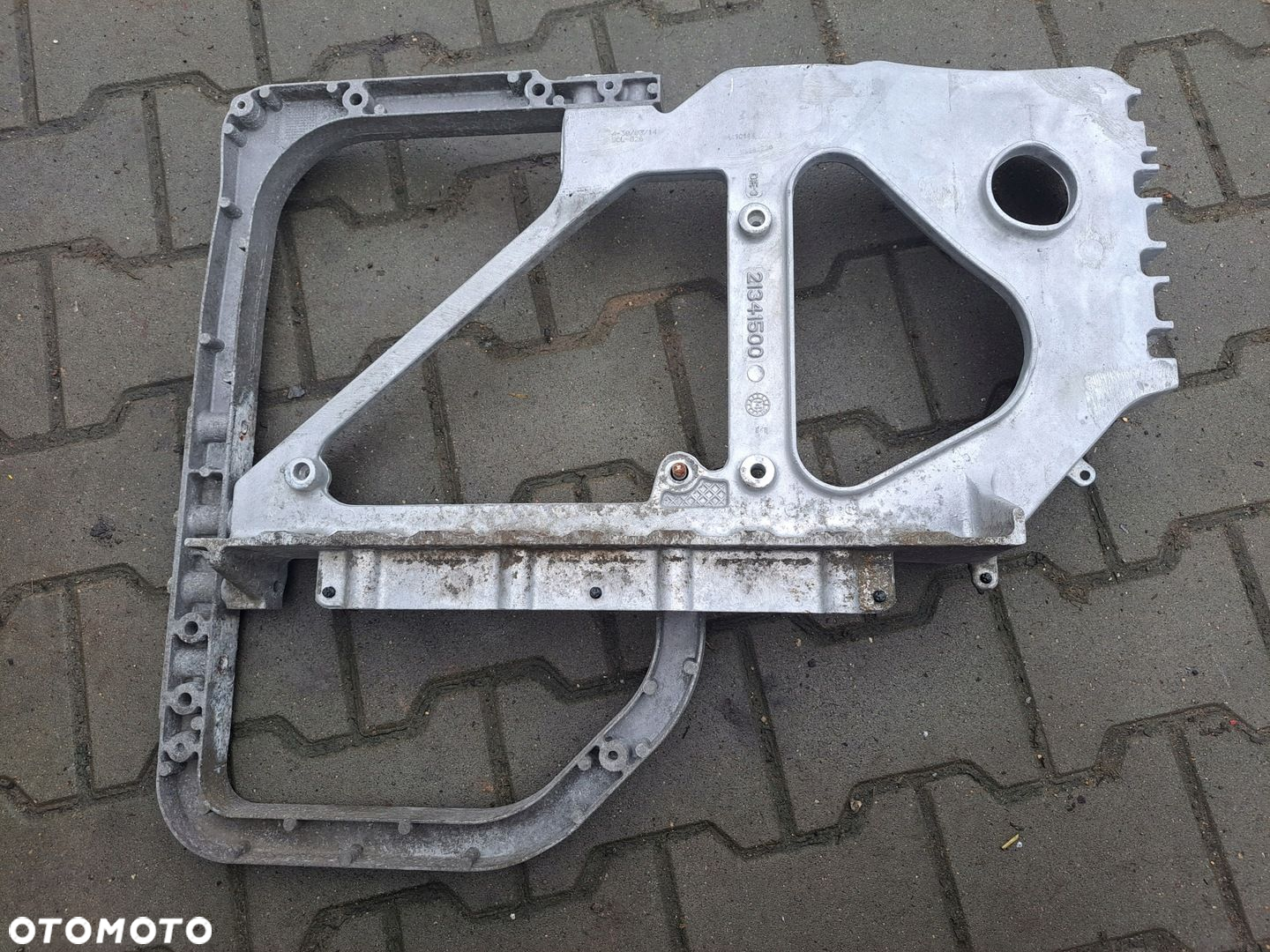MOCOWANIE WSPORNIK BŁOTNIKA SKRZYNKI AKUMULATORÓW VOLVO FH 4 RENAULT GAMA T - 2