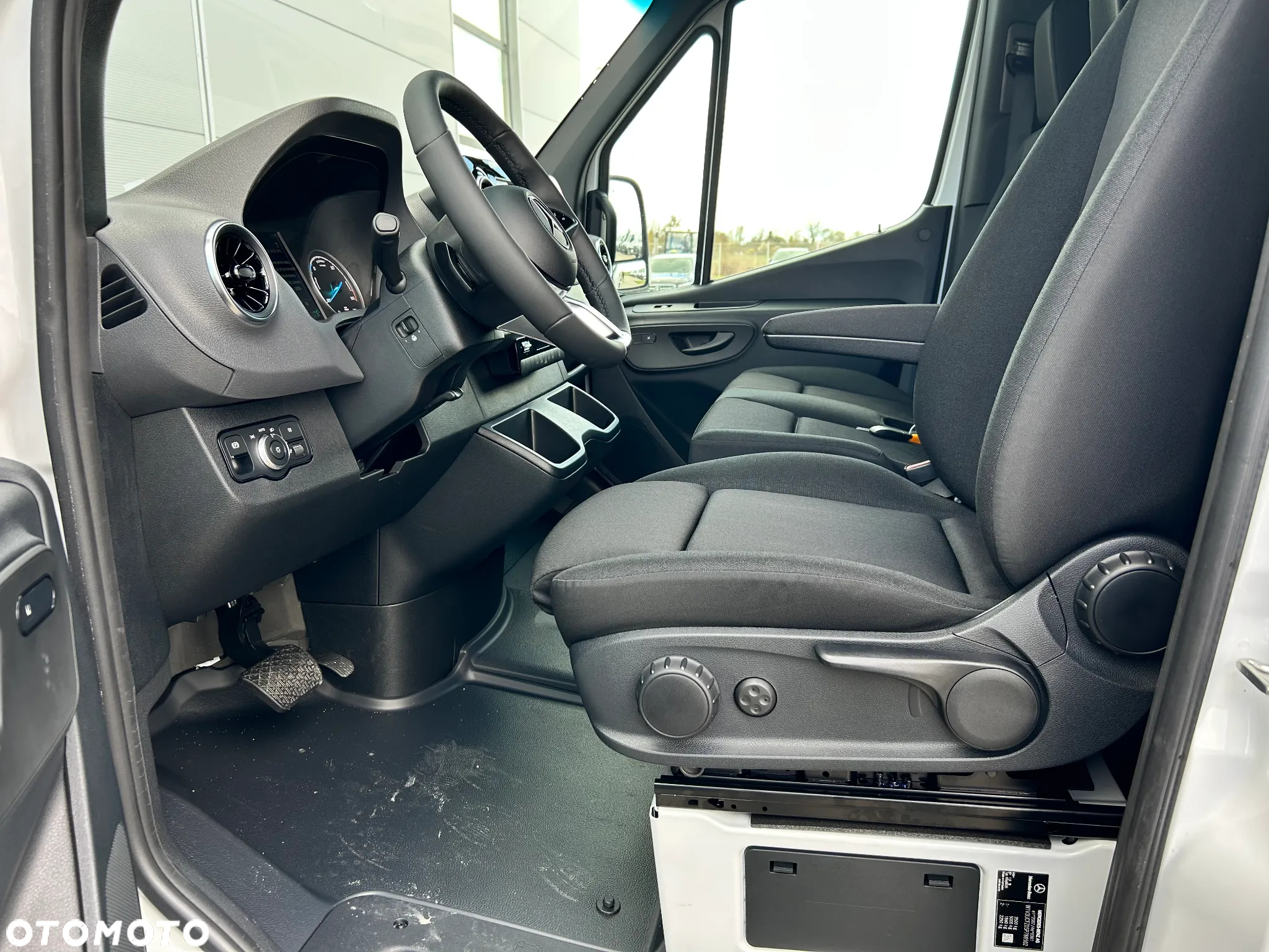 Mercedes-Benz eSPRINTER 314e FURGON DŁUGI - 17