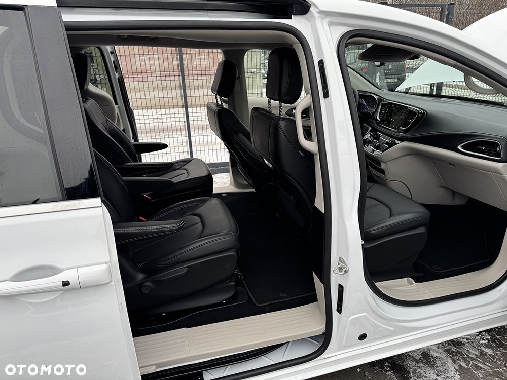 Chrysler Pacifica - 26