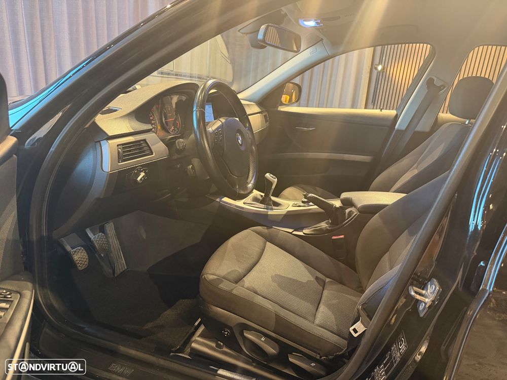 BMW 320 d Navigation Sport - 18