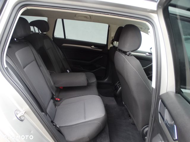 Volkswagen Passat 1.6 TDI SCR BlueMotion Trendline - 18