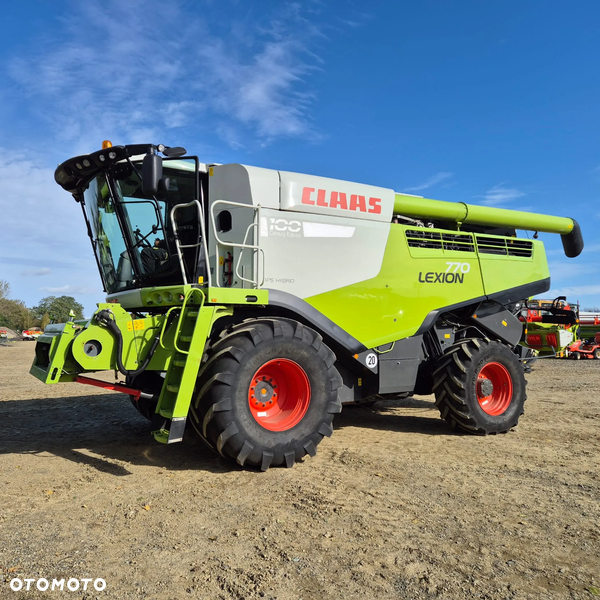 Claas Lexion 770 (4x4) z hederem