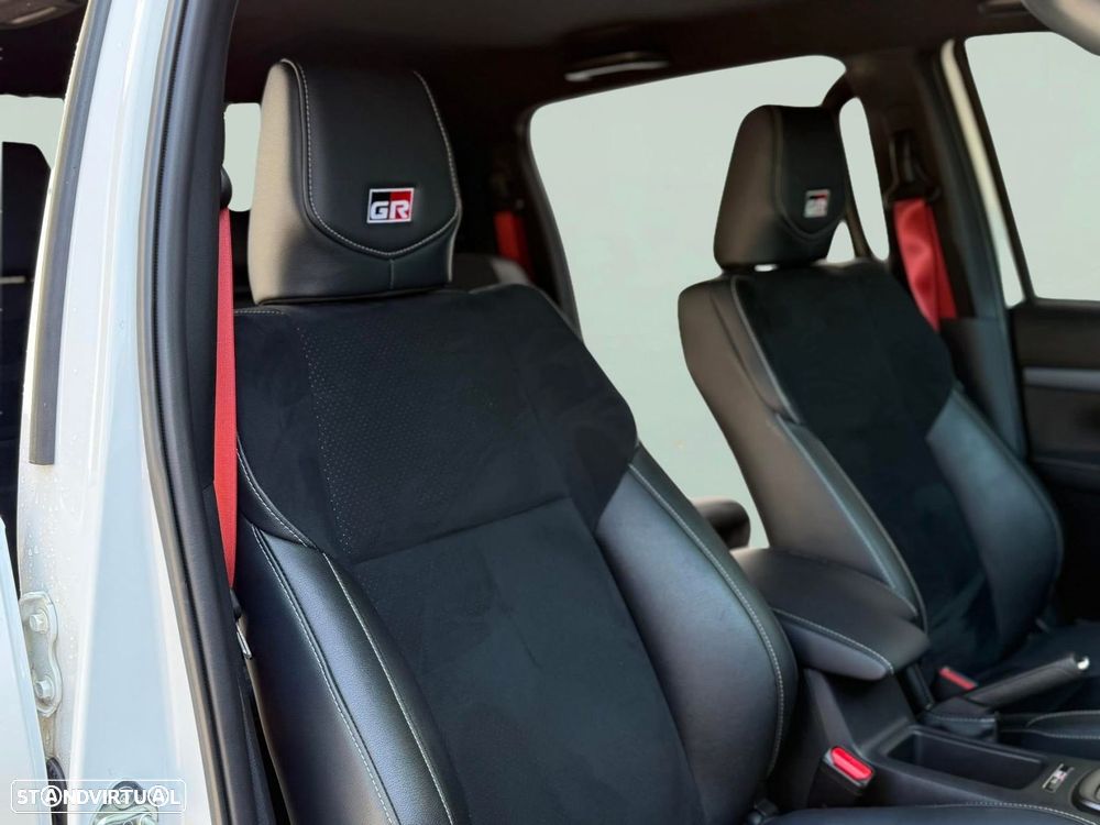 Toyota Hilux 2.8 D-4D 4WD GR Sport II - 8