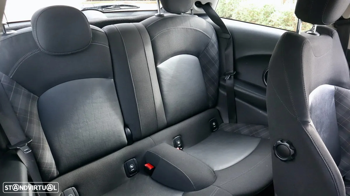 MINI 3 Portas Cooper D Aut. - 35