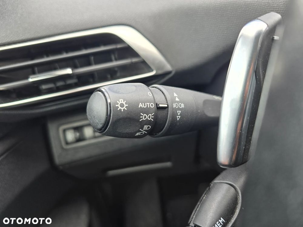 Peugeot 3008 1.2 PureTech Active S&S EAT8 - 26