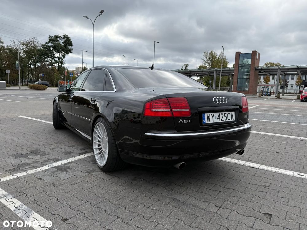 Audi A8 4.2 L Quattro - 2