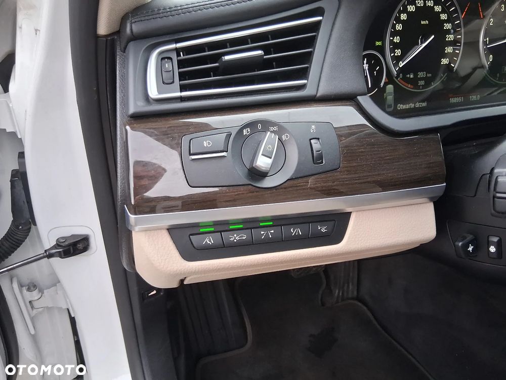 BMW Seria 7 750Li xDrive - 23