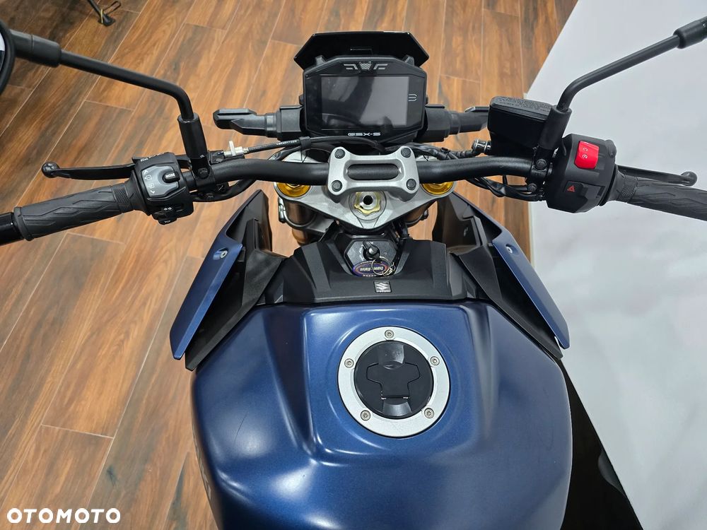 Suzuki GSX - 28