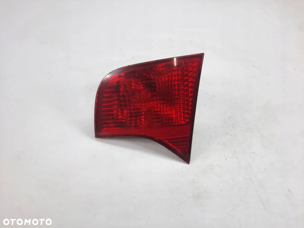 LAMPA W KLAPĘ PRAWY TYŁ AUDI A4 B7 SEDAN - 1