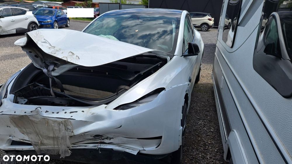 Tesla Model Y - 2