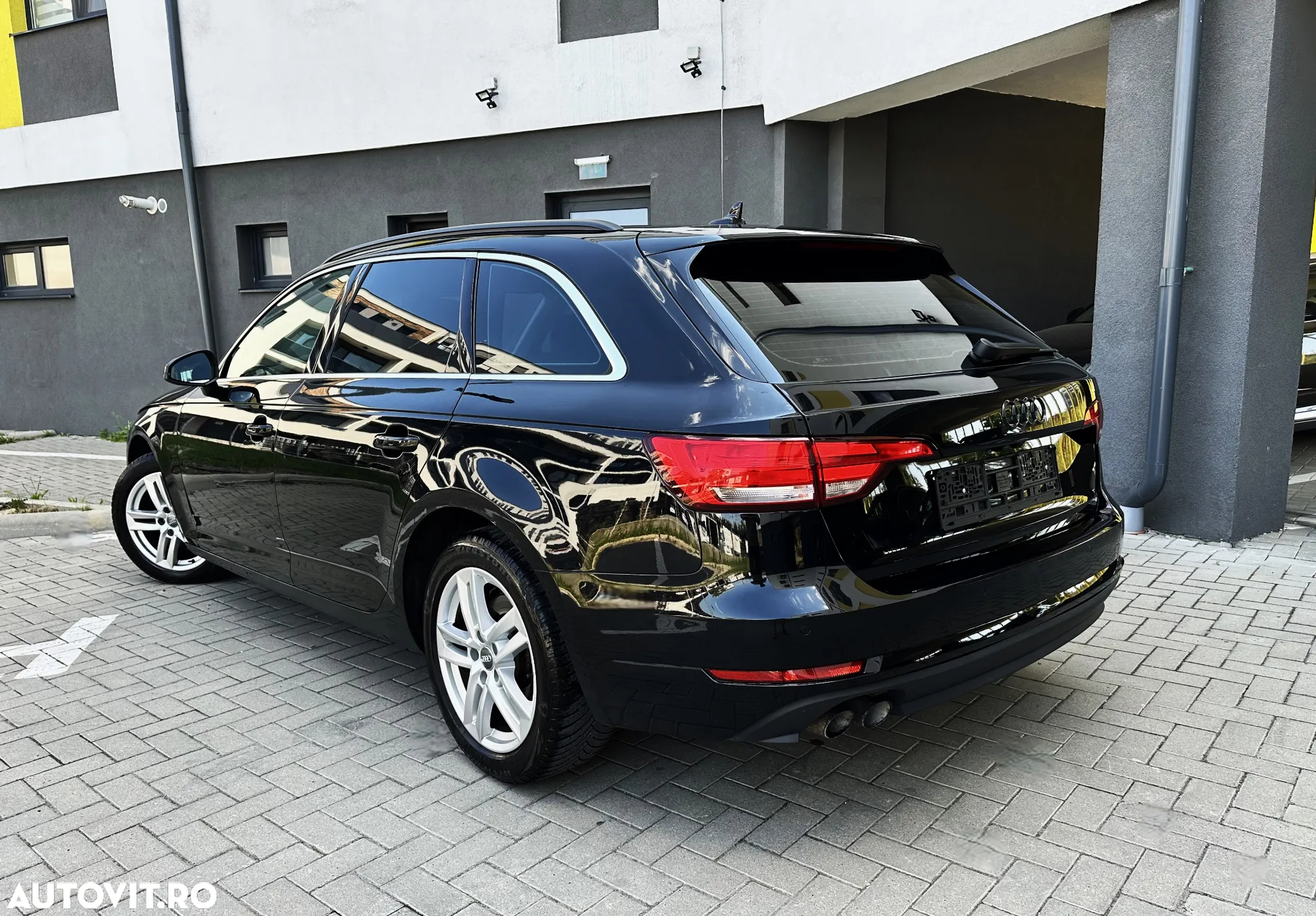 Audi A4 Avant 2.0 40 TDI S tronic S Line - 4
