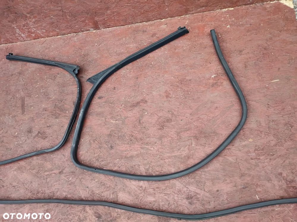 BMW E36 ORYGINALNA USZCZELKA LEWA / PRAWA DRZWI WERSJI CABRIO + USZCZELKA DACHU W DOBRYM STANIE. O NR: 8 176 273 / 8 176 274 / 8 135 273 OEM. BARDZO DOBRY STAN. - 5