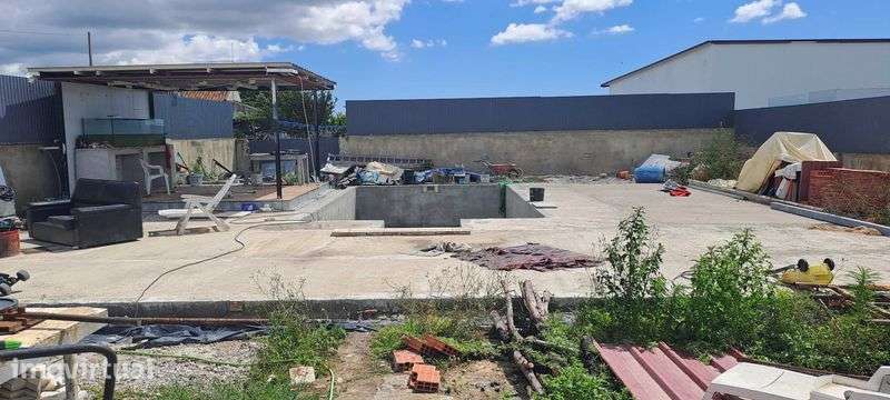 Moradia terrea com piscina para recuperar - Grande imagem: 2/3