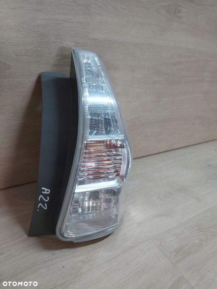 Toyota Prius PLUS lampa prawy tył USA Prius V - 3
