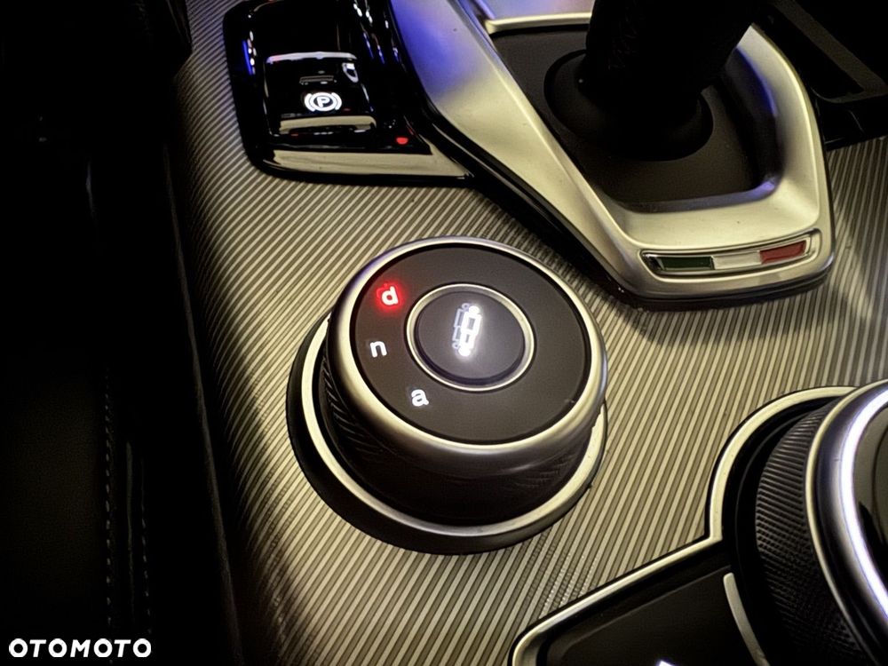 Alfa Romeo Giulia 2.0 Turbo Competizione Q4 - 11