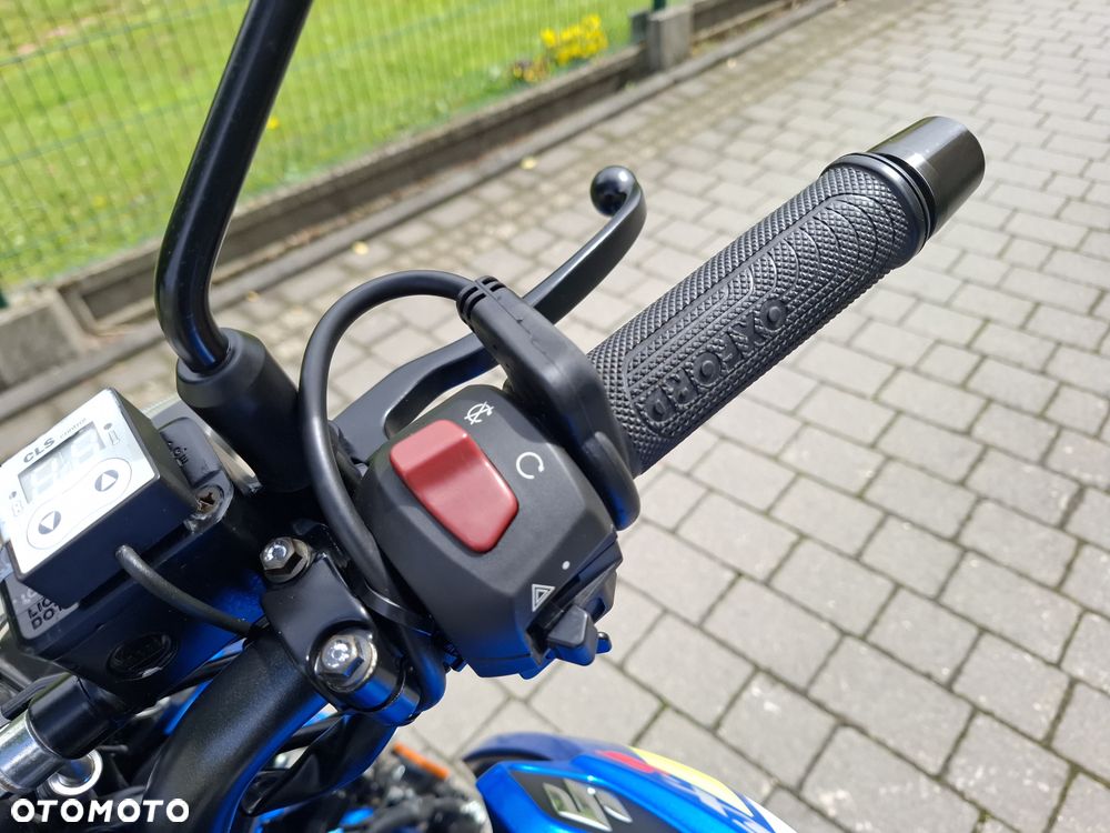 Suzuki GSX - 16