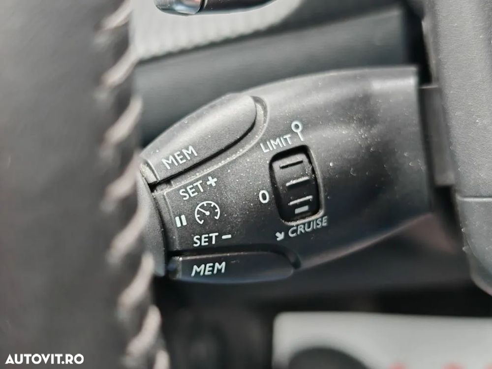 Peugeot 2008 1.2 L PureTech STT EAT8 Allure - 29