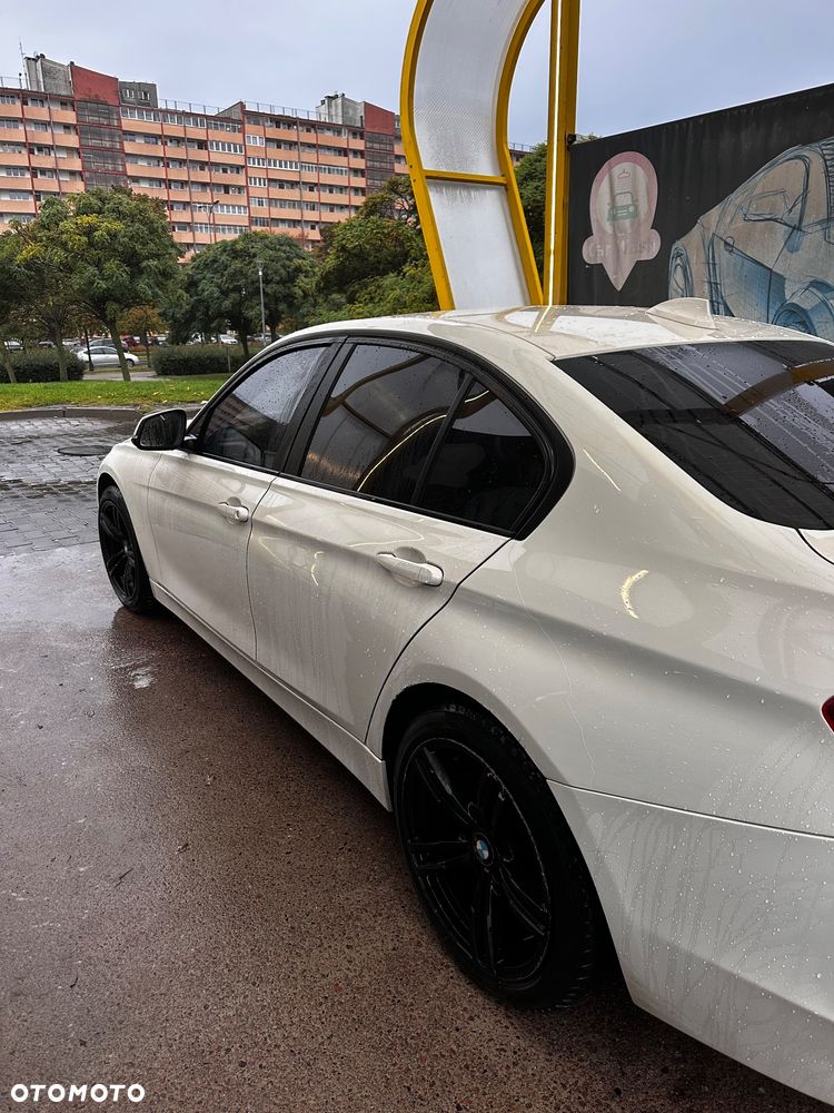 BMW 3 Series 2012 photo 2