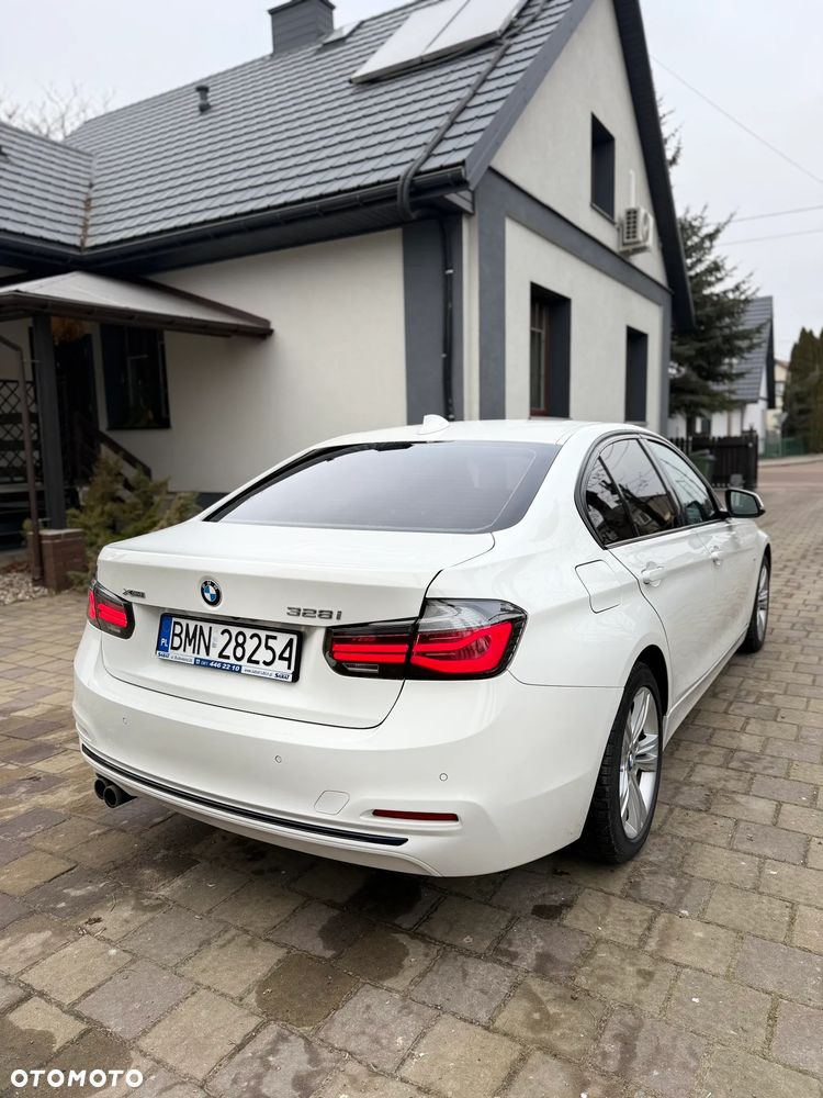 BMW Seria 3 328i xDrive Sport Line - 13