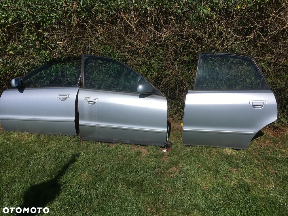 AUDI A4 B5 drzwi prawe przód LY7M srebrne - 1