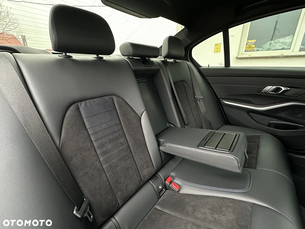 BMW Seria 3 320i xDrive M Sport - 25