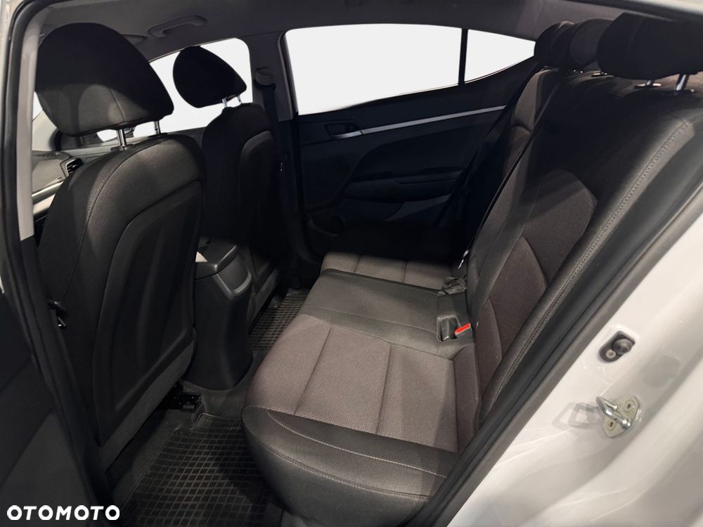 Hyundai Elantra - 12