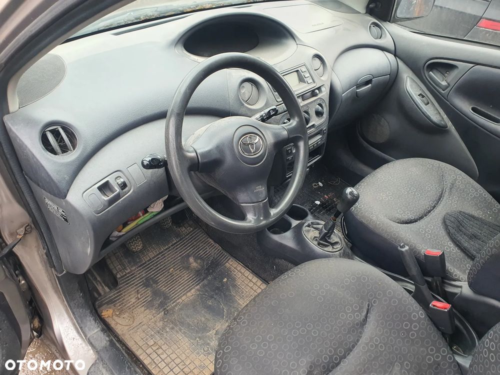 toyota yaris I fotel kanapa deska kokpit podsufitka boczek podłokietnik licznik panel szyb - 2
