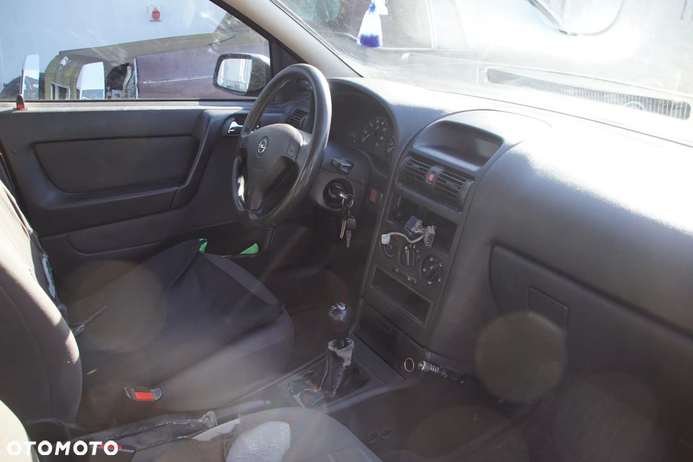 Auto na części - Opel Astra G II 1.6 8V 84 KM Z16SE F13 42U 2001R Silnik Skrzynia Drzwi Maska Zderzak Błotnik Klapa Lusterko Lampa Klamka Szyba Deska Kokpit Sterownik Moduł Czujnik Licznik Panel Kierownica - 14