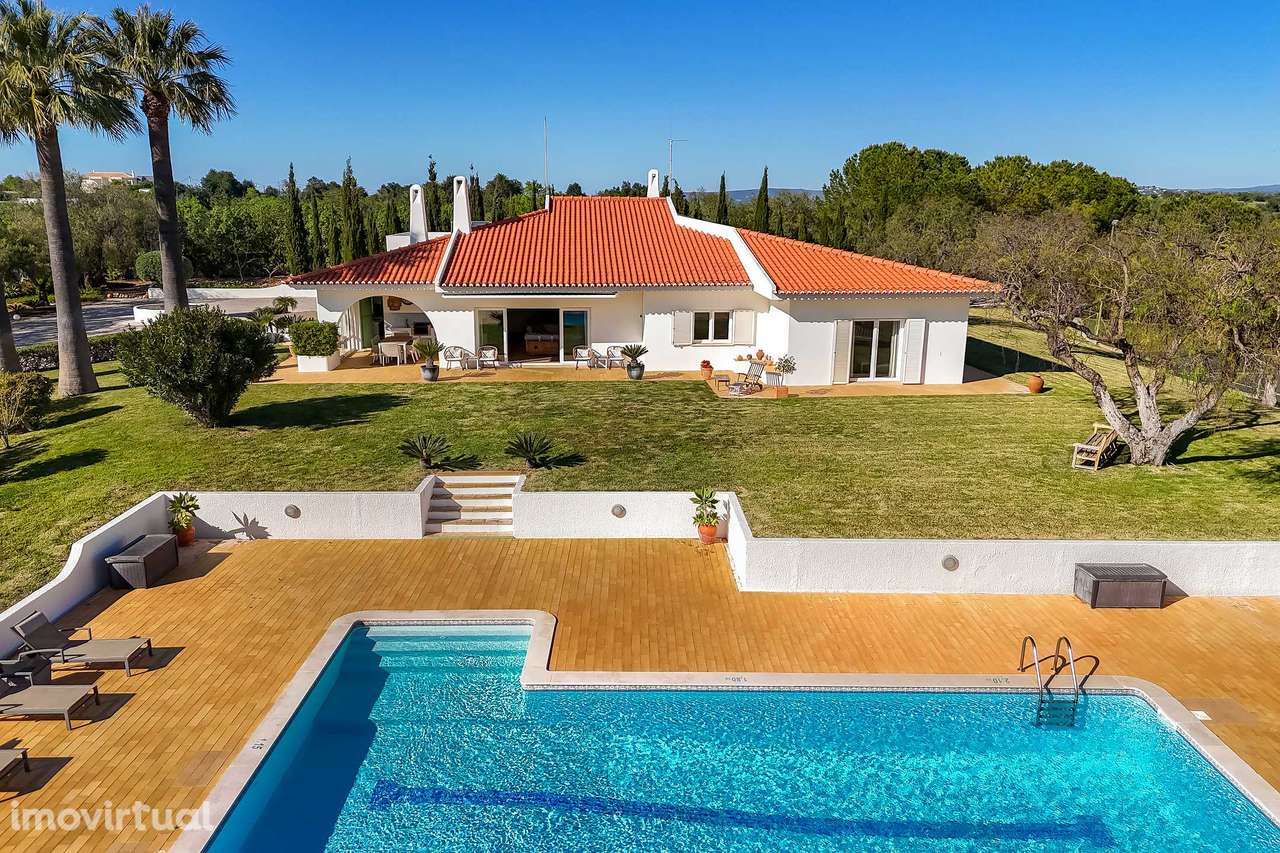 Moradia de luxo com piscina, anexo, campo de ténis  e jardim - Grande imagem: 3/50