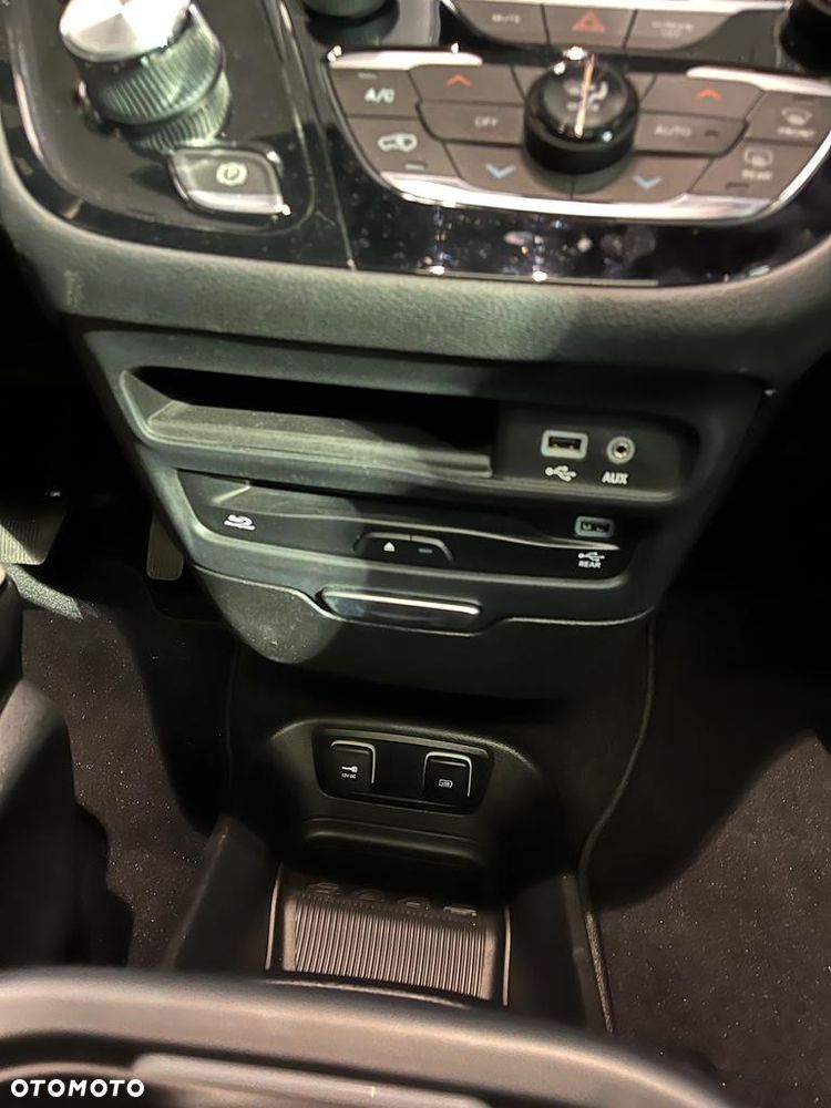 Chrysler Pacifica - 8
