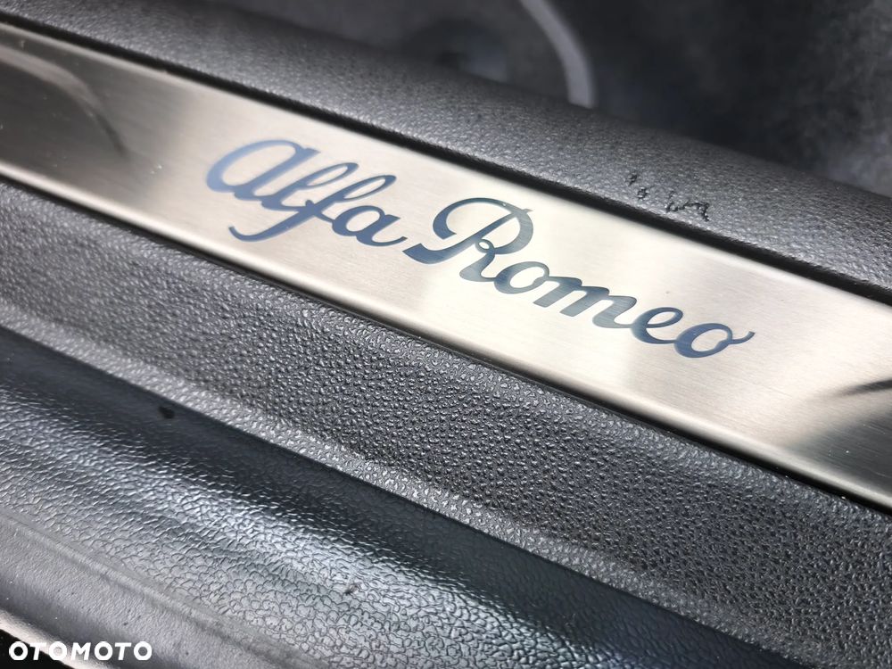 Alfa Romeo Junior 1.2 mHEV Ti eDCT - 12