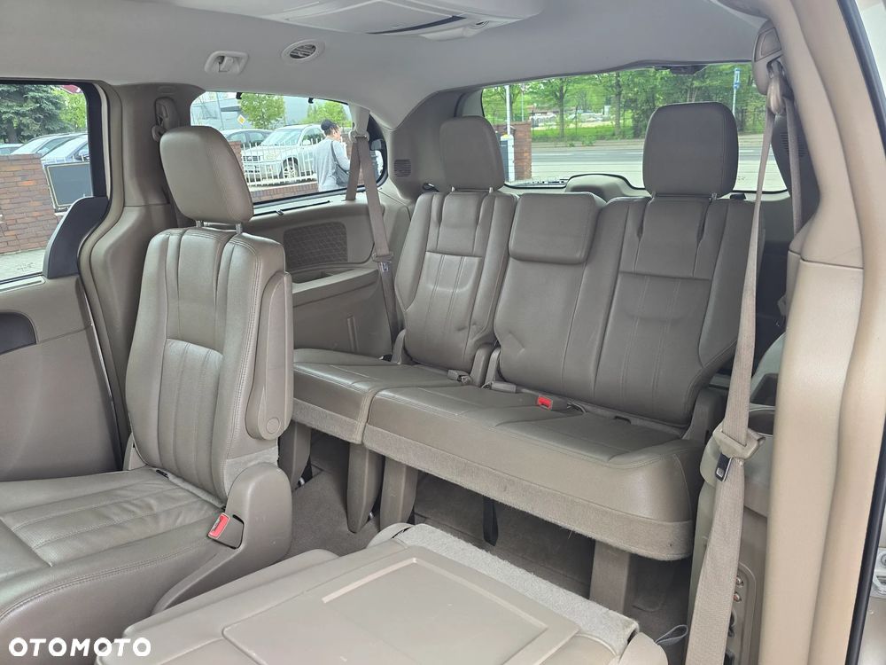 Chrysler Town & Country 3.6 Limited - 16