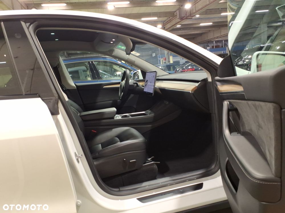 Tesla Model Y Long Range AWD - 7