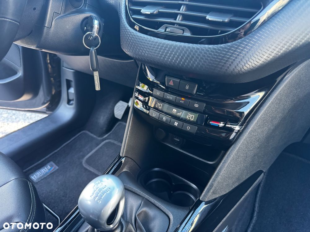 Peugeot 2008 1.6 BlueHDi Allure S&S - 28