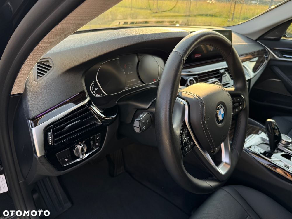 BMW Seria 5 530i xDrive mHEV - 29