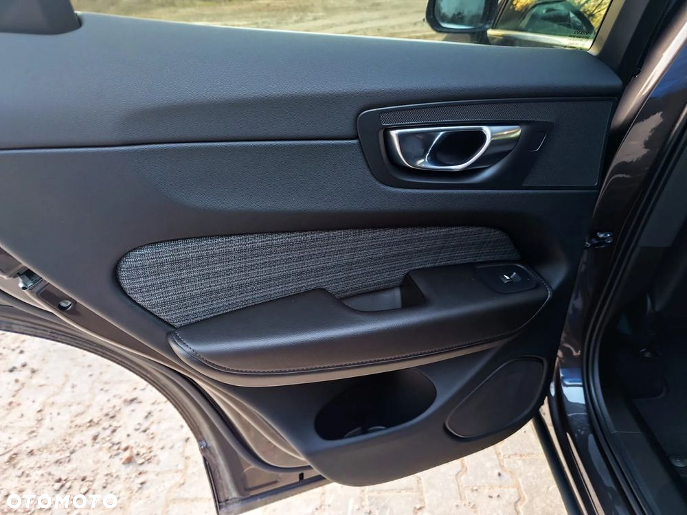 Volvo XC 60 B5 D AWD Ultimate Dark - 19
