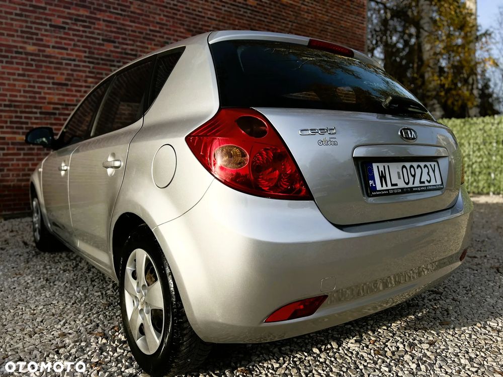 Kia Ceed - 33