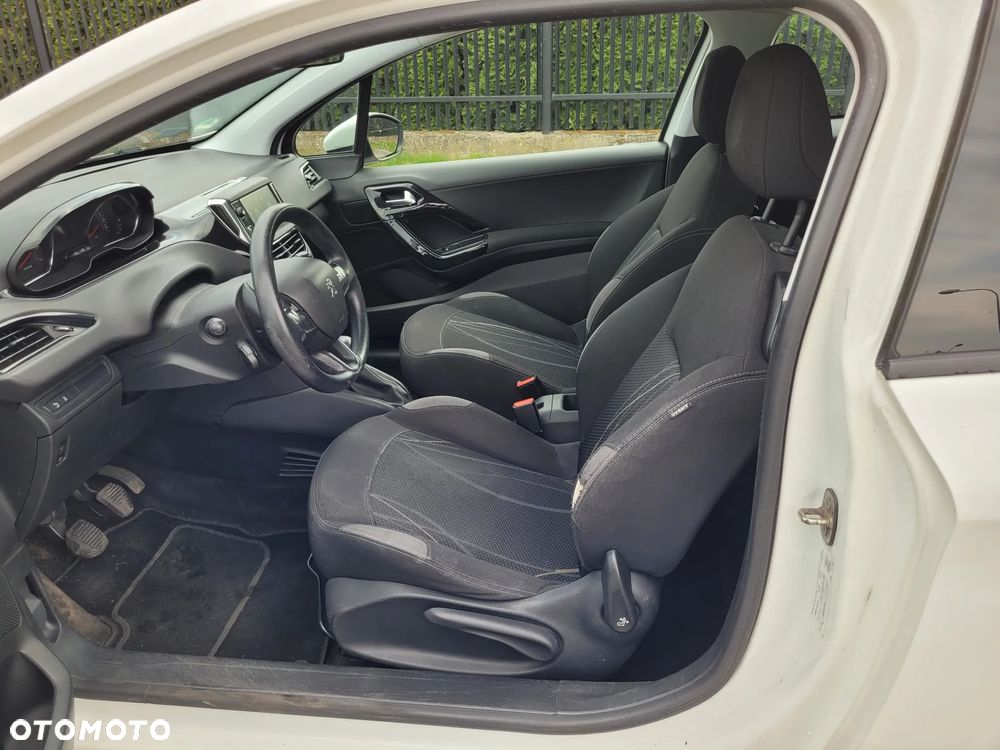 Peugeot 208 - 11