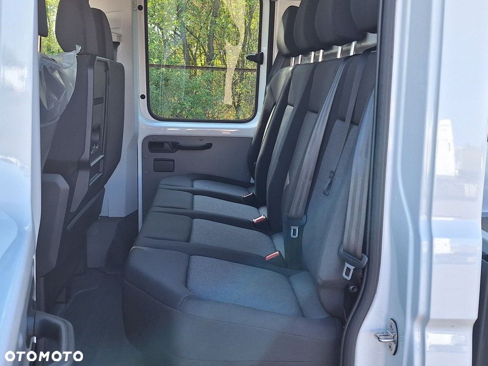 Volkswagen Crafter 35 Skrzyniowy z podwójną kabiną silnik: 2,0 l EU6 SCR 140 KM / skrzynia biegów: Przedni napęd manualna 6-biegowa rozstaw osi: 3640 mm - 16