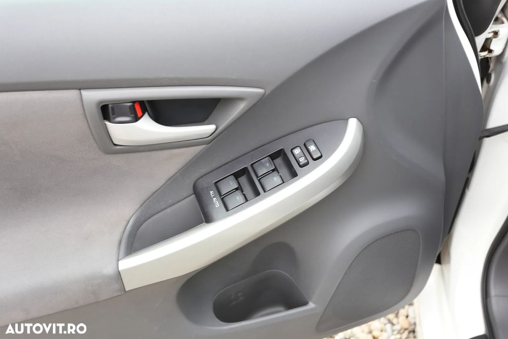 Toyota Prius (Hybrid) Sol - 12