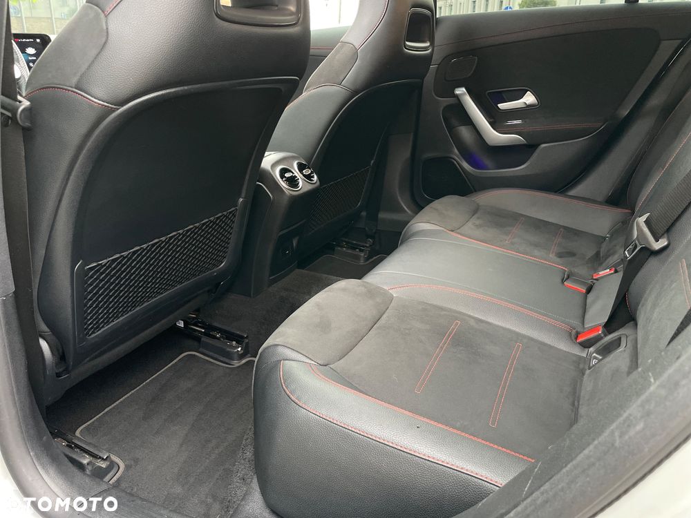 Mercedes-Benz CLA 200 7G-DCT AMG Line - 11