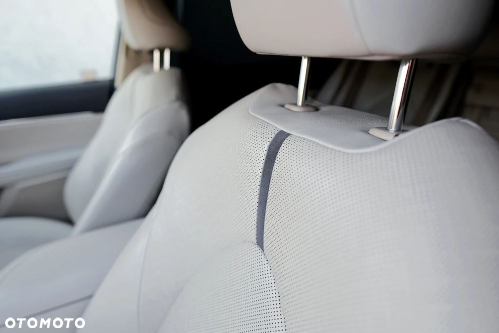 Toyota Camry 2.5 Hybrid Executive CVT - 16