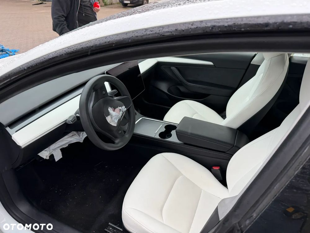 Tesla Model 3 - 10