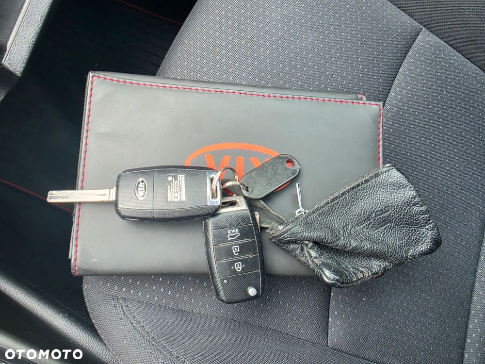 Kia Carens 1.6 GDI Attract - 28
