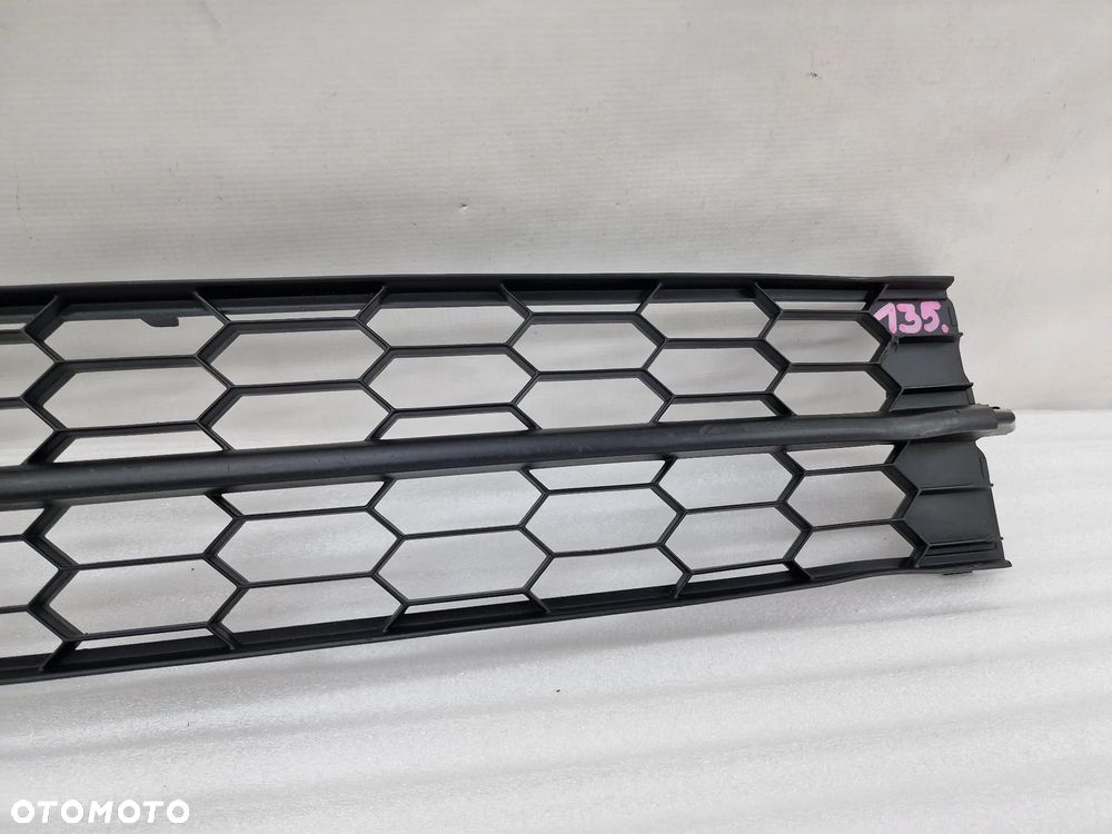 SKODA RAPID 12- KRATKA ŚRODKOWA ZDERZAKA PRZEDNIEGO , NR 5JA853677 , NR AUKCJI K135 - 4