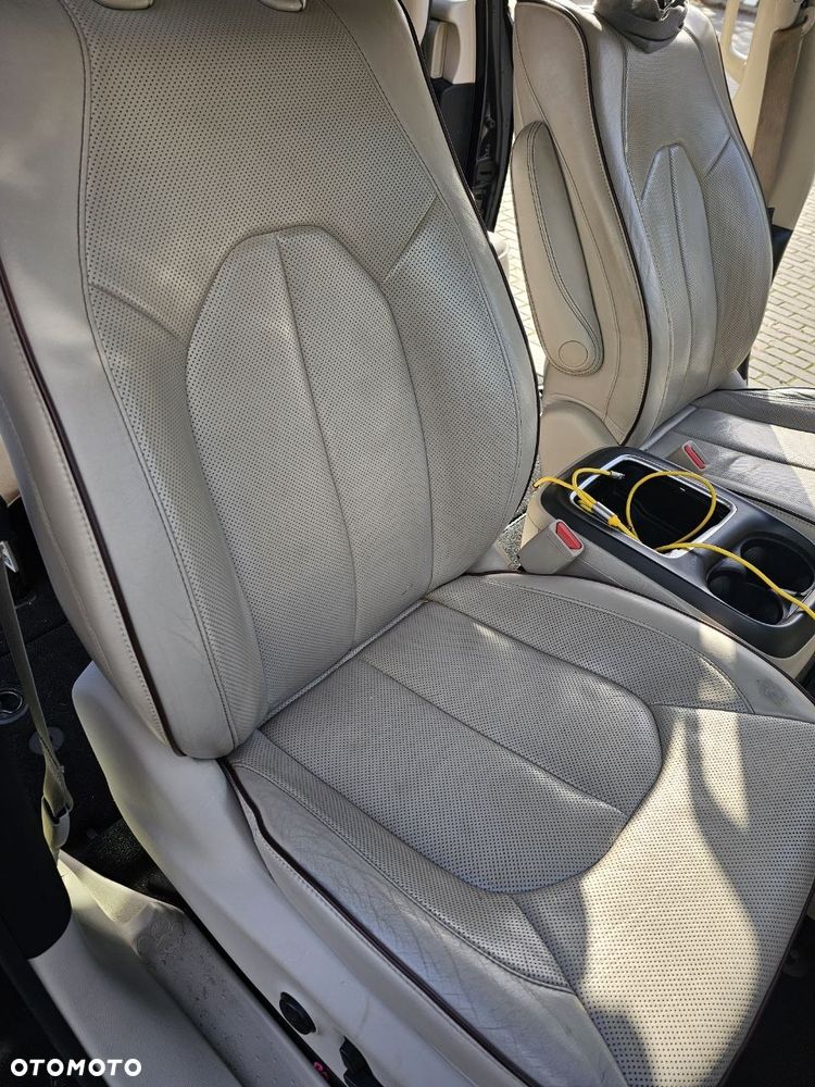 Chrysler Pacifica - 12