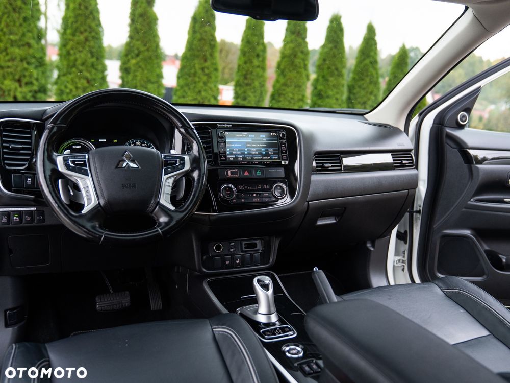 Mitsubishi Outlander 2.0 4WD Plug-In Hybrid Plus - 27