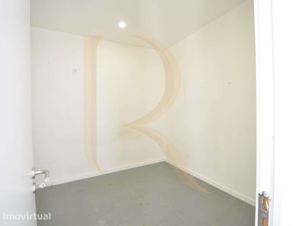 Loja transformada em Apartamento nos Foros da Amora - Seixal - Grande imagem: 4/6
